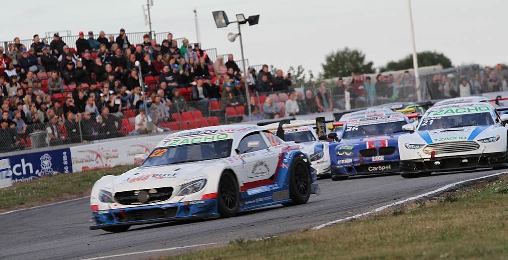 Hvis Mikkel Mac kan holde sig til de vanlige topplaceringer er mesterskabstitlen sikret, men der er hårdt pres fra de bagvedliggende kørere.
(Foto: Motorsporten.dk)